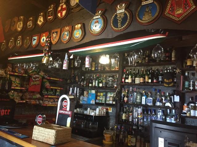bar de pedra o poleiro