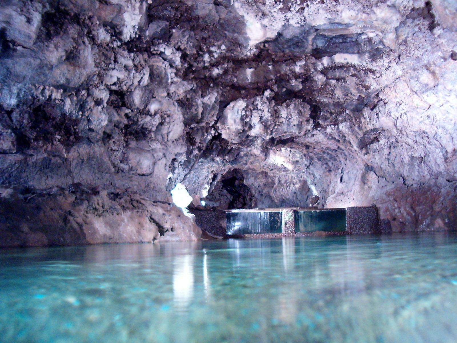 Grutas e Centro do Vulcanismo